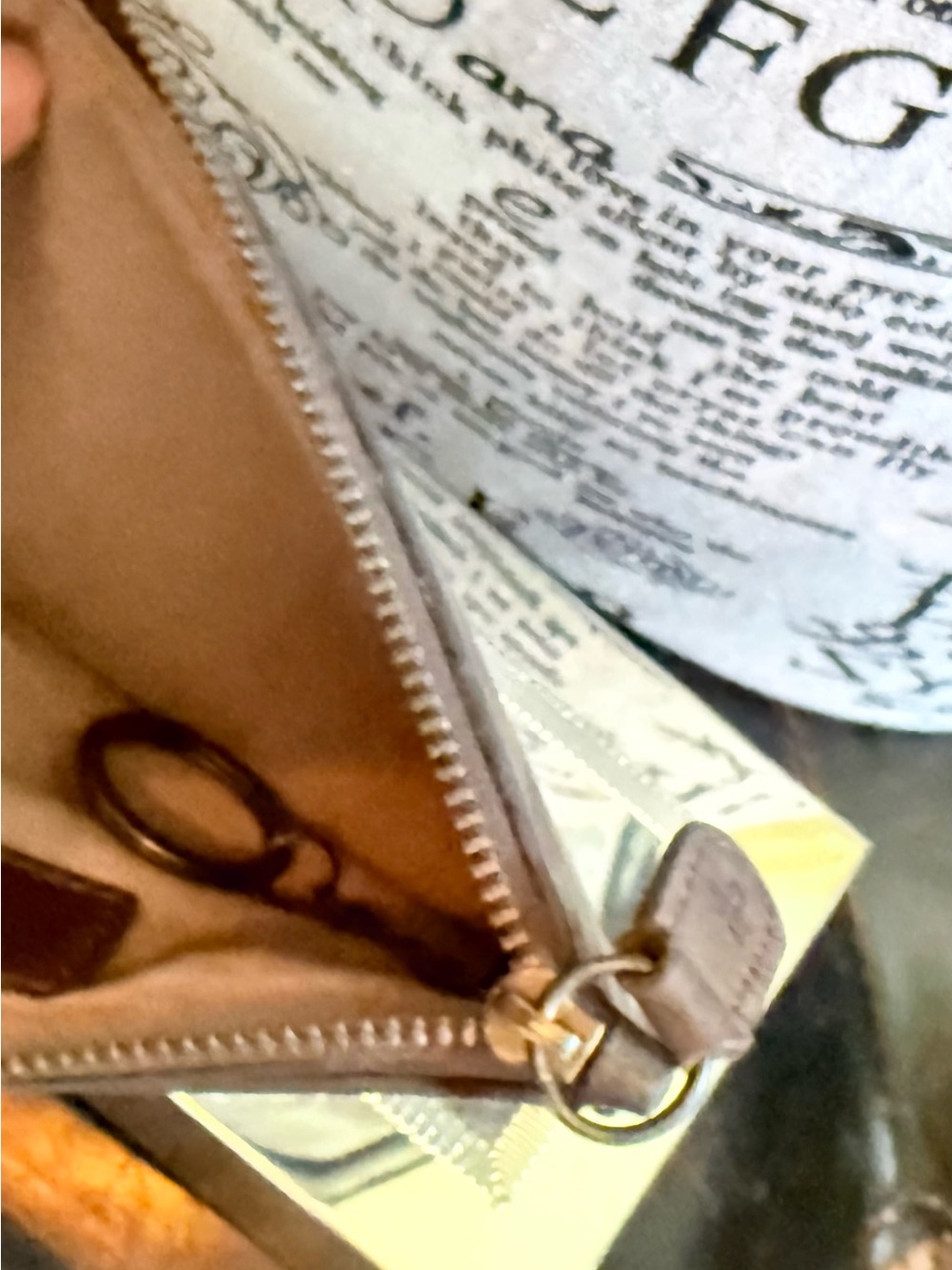 Frye Distressed Brown Leather Zip Wallet, Card Holder & Keyholder - Picture 7 of 7
